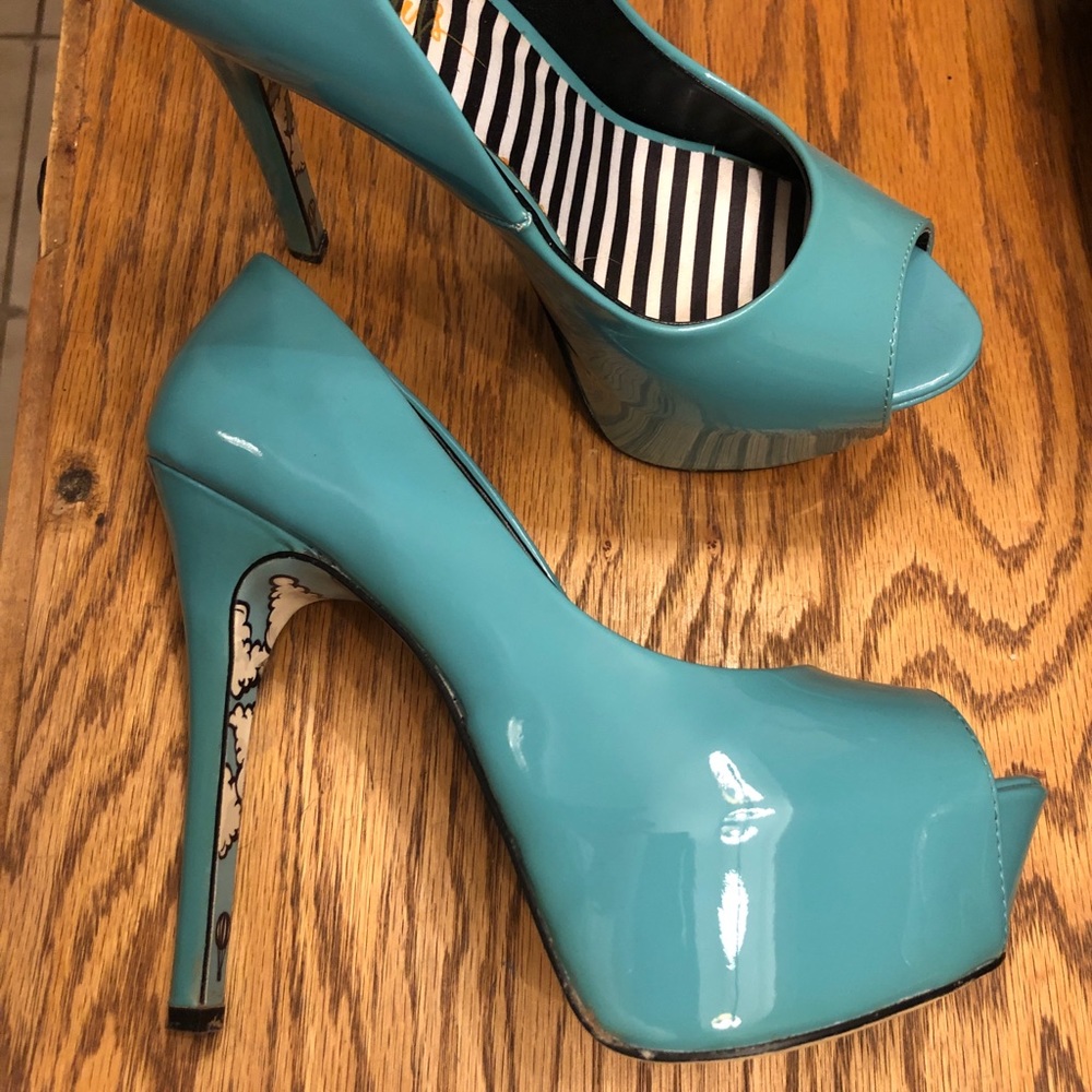 Taylor Says platform Heels with Hot Air Balloons